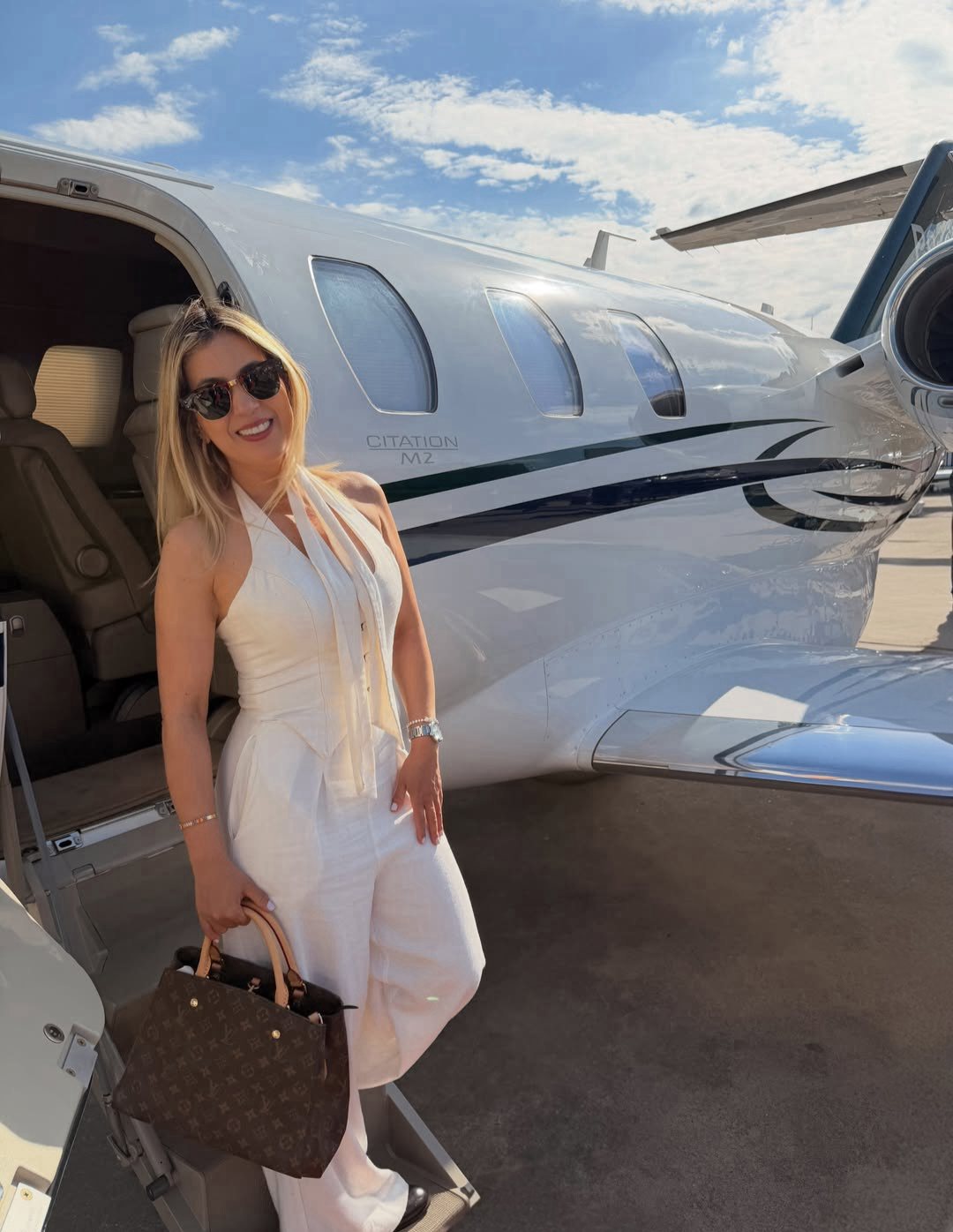 Adriana Ribeiro em viagem de negócios